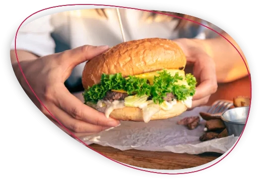 Mains qui tiennent un burger végétal